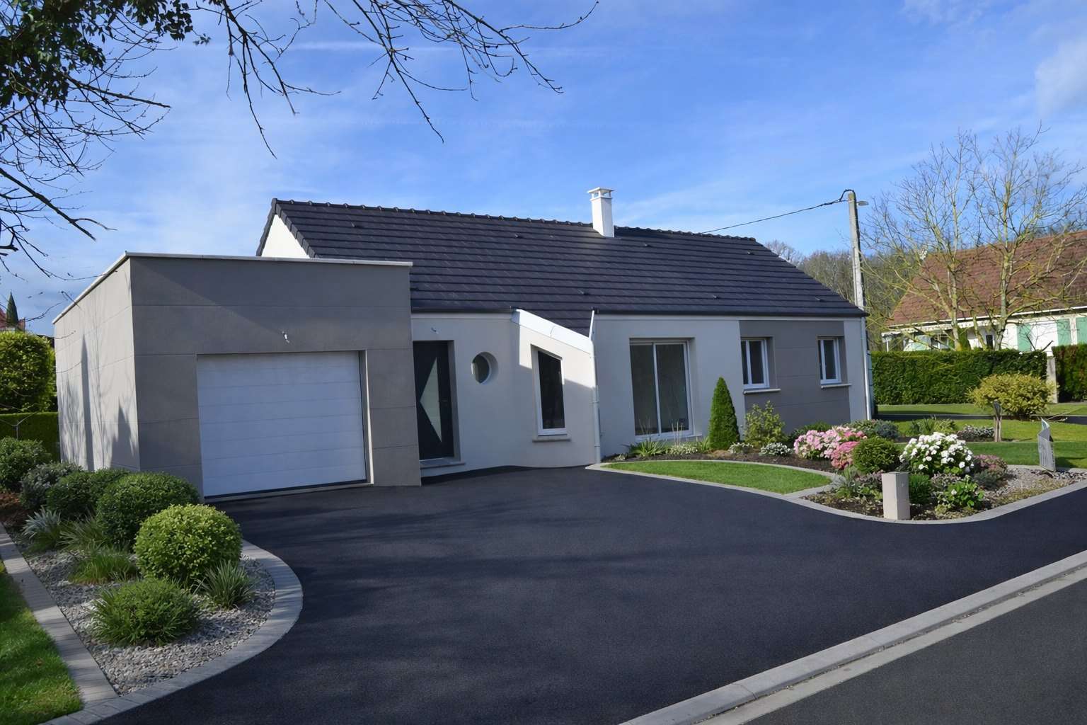 Maison contemporaine Chênes Habitat dans son jardin