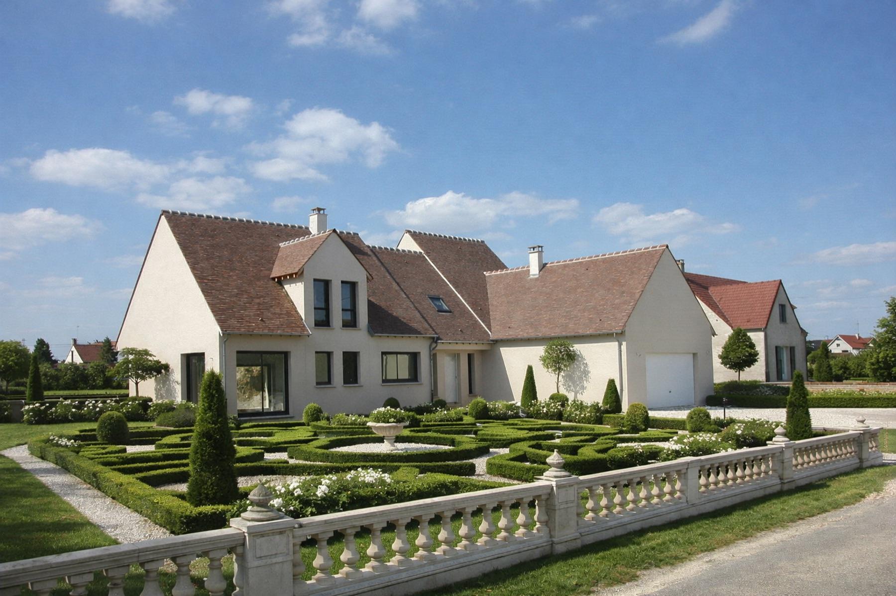 Maison traditionnelle à étage, toiture tuiles et jardin clos