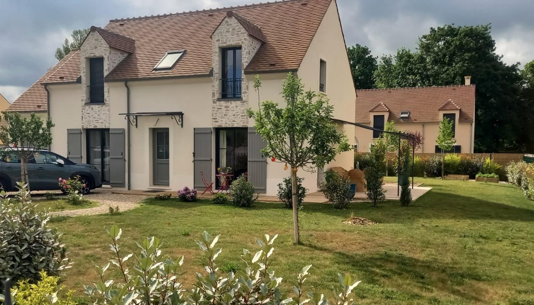 Maison traditionnelle à étage, toiture tuiles et jardin paysager