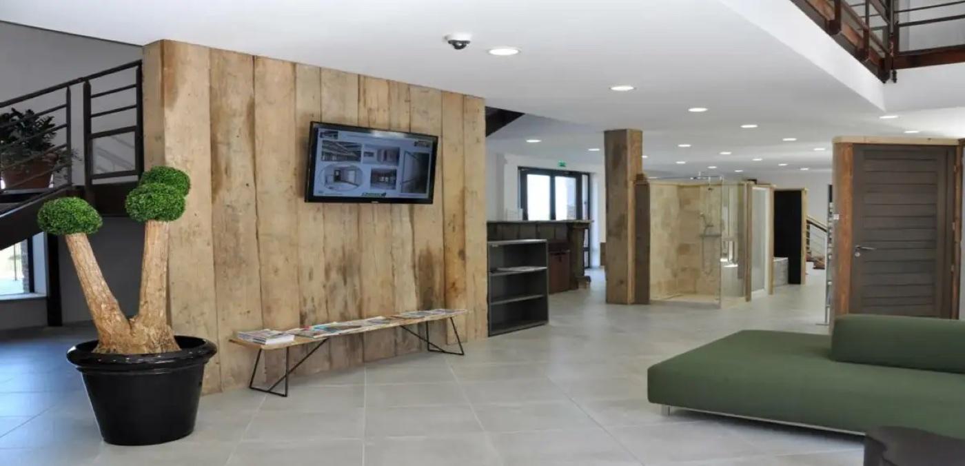 Showroom Chênes Habitat : mur en bois, finitions et espace détente